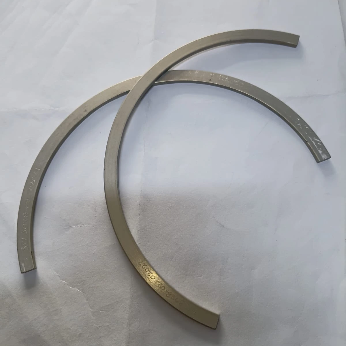 Metallic split-ring spacer (radius shim segment)