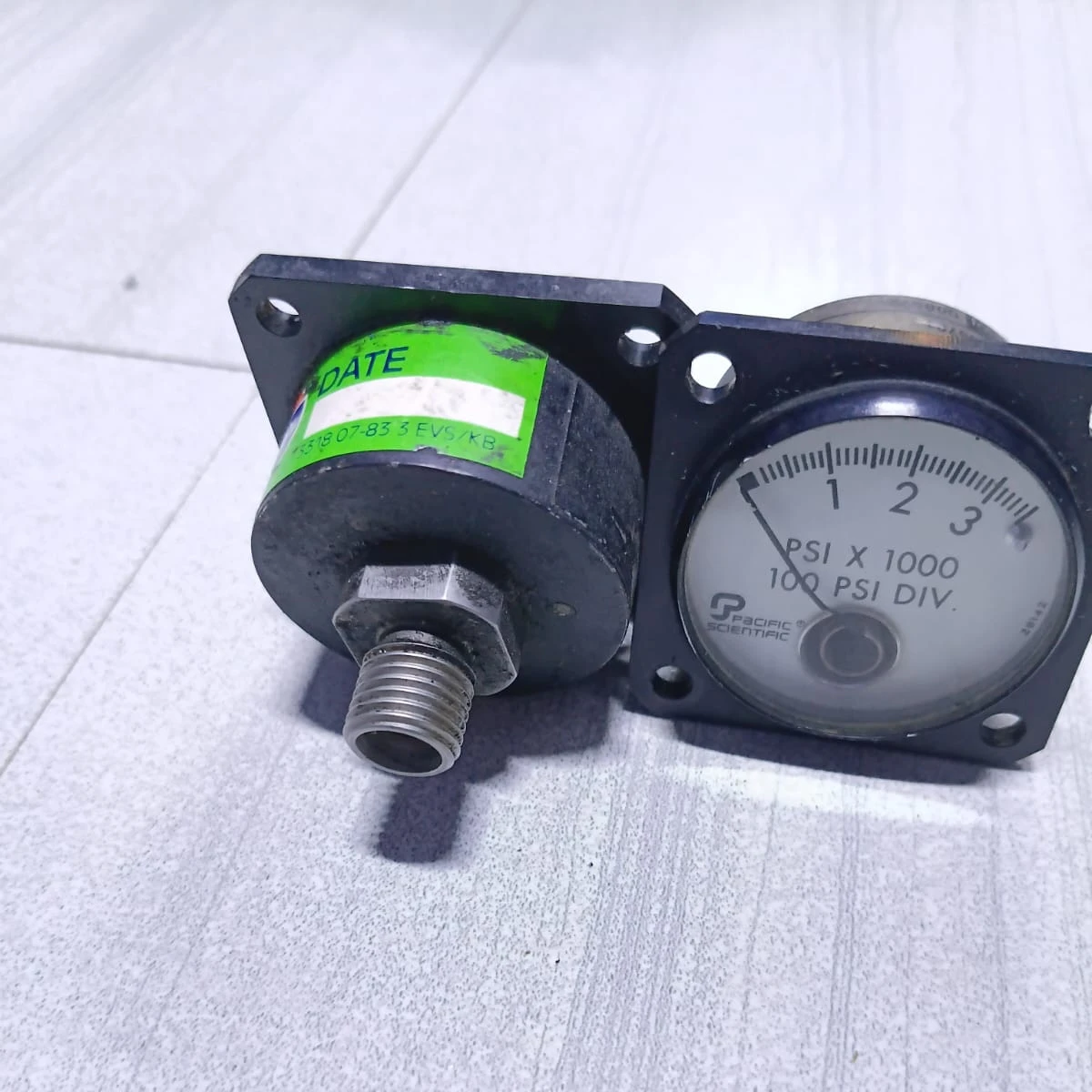  Hydraulic Fluid Pressure Gauge (0-3000 PSI) 331807-833