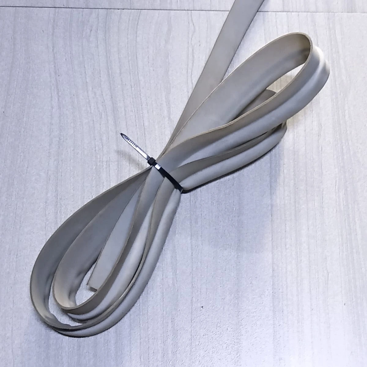  	Extruded P-Profile Aerodynamic Flap Seal CVR124